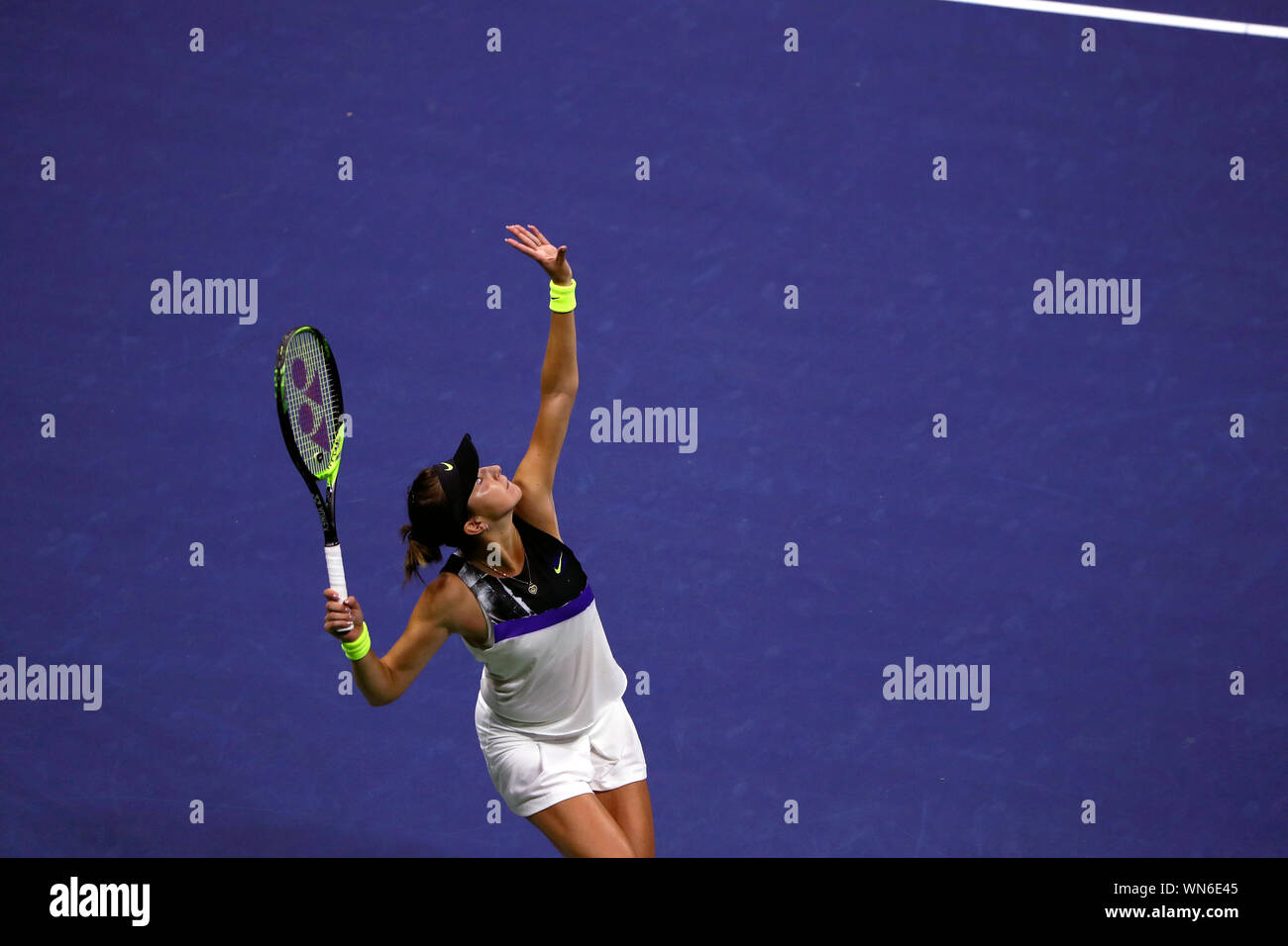 Flushing Meadows, New York, Stati Uniti - 5 settembre 2019. Belinda Bencic della Svizzera che serve durante qui semi finale contro il Canada's Bianca Andreescu a US Open a Flushing Meadows, New York. Andreescu ha vinto la partita in retta fissa e si troverà di fronte Serena Williams nel sabato il final Foto Stock