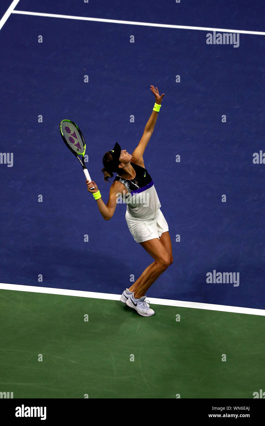 Flushing Meadows, New York, Stati Uniti - 5 settembre 2019. Belinda Bencic della Svizzera che serve durante qui semi finale contro il Canada's Bianca Andreescu a US Open a Flushing Meadows, New York. Andreescu ha vinto la partita in retta fissa e si troverà di fronte Serena Williams nel sabato il final Foto Stock