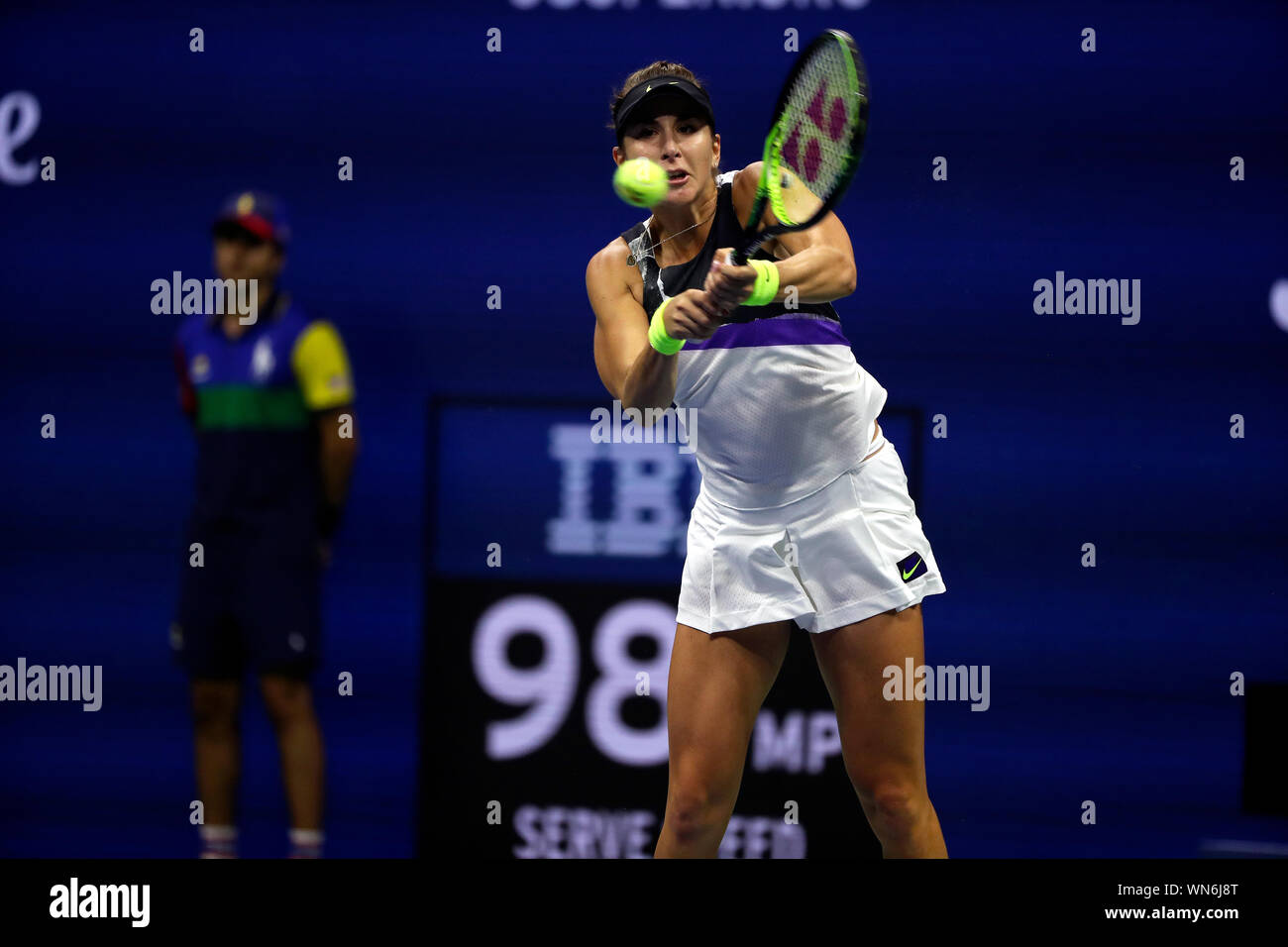 Flushing Meadows, New York, Stati Uniti - 5 settembre 2019. Belinda Bencic della Svizzera in azione durante qui semi finale contro il Canada's Bianca Andreescu a US Open a Flushing Meadows, New York. Andreescu ha vinto la partita in retta fissa e si troverà di fronte Serena Williams nel sabato il final Foto Stock