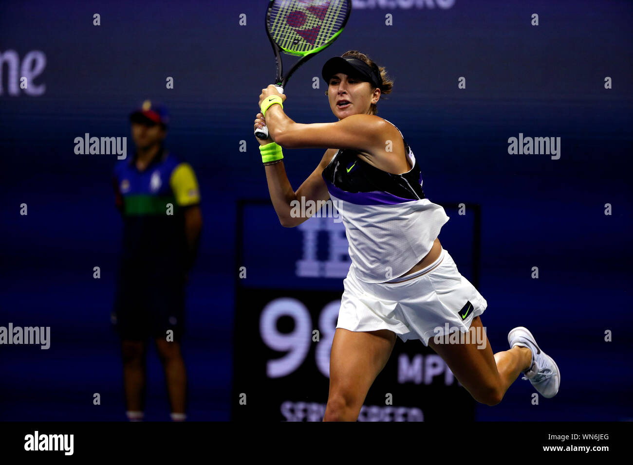 Flushing Meadows, New York, Stati Uniti - 5 settembre 2019. Belinda Bencic della Svizzera in azione durante qui semi finale contro il Canada's Bianca Andreescu a US Open a Flushing Meadows, New York. Andreescu ha vinto la partita in retta fissa e si troverà di fronte Serena Williams nel sabato il final Foto Stock