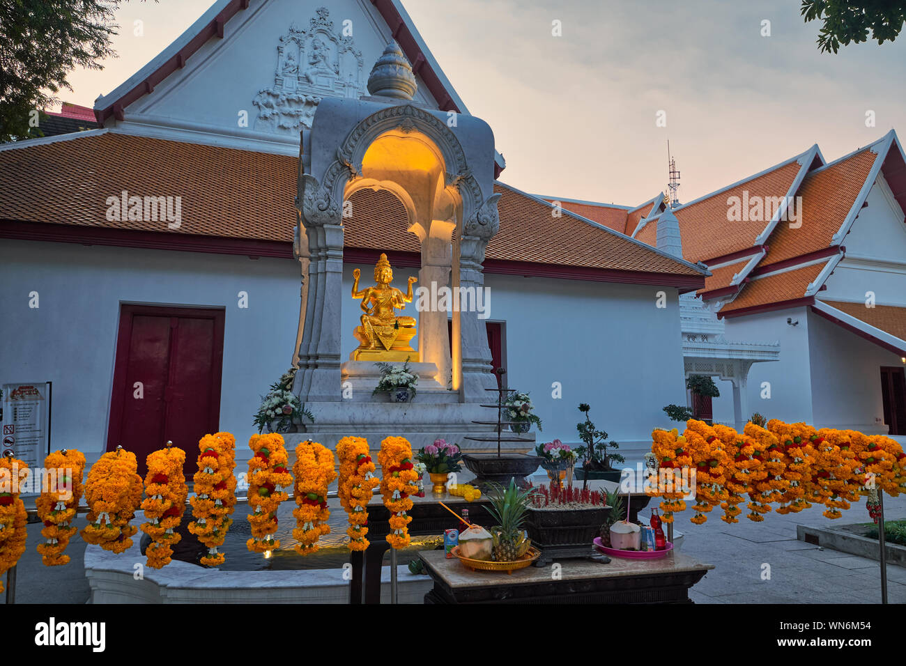 Devasathan (Dhevasthan) o Bot Phram (Tempio Brahmin), un tempio indù con una figura Brahma a quattro facce, gestito da sacerdoti Brahmin; Bangkok, Thailandia Foto Stock