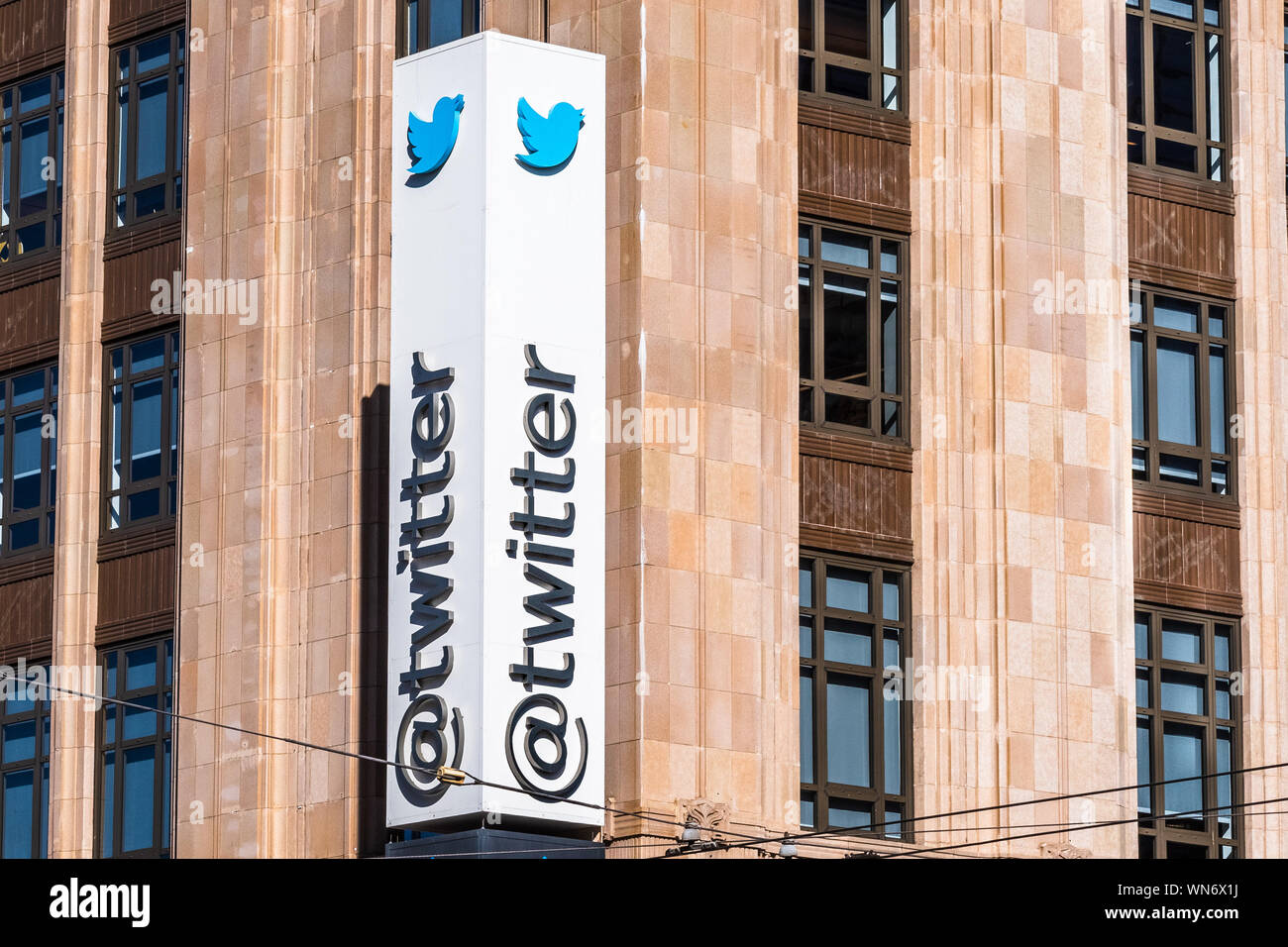 Agosto 21, 2019 San Francisco / CA / STATI UNITI D'AMERICA - Chiusura del logo Twitter presso la loro sede nel centro cittadino di San Francisco Foto Stock