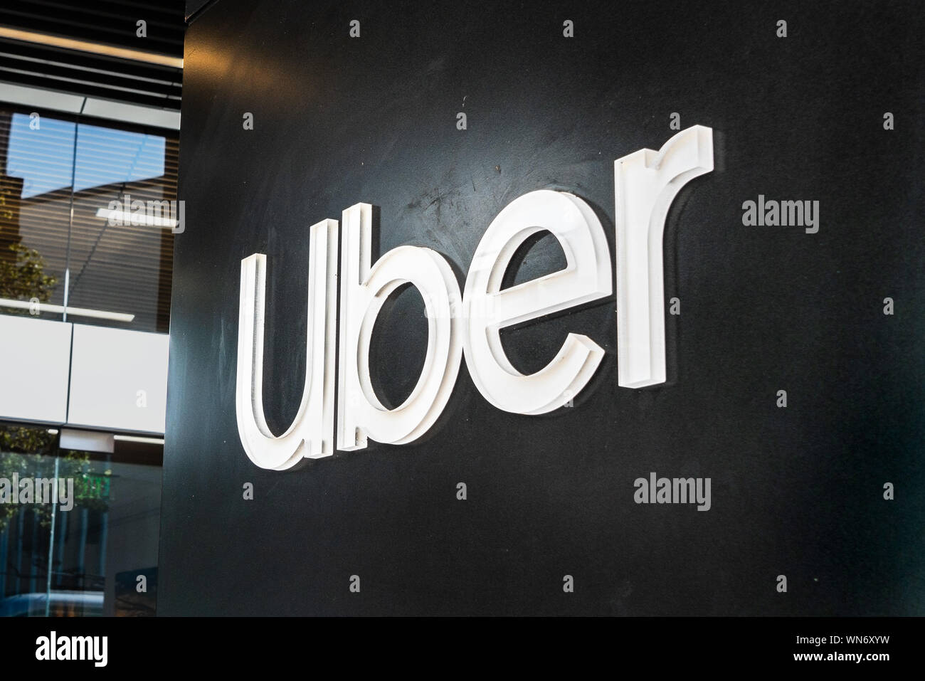 Agosto 21, 2019 San Francisco / CA / STATI UNITI D'AMERICA - Close up UBER segno presso la loro sede nel quartiere SOMA; Uber Technologies, Inc. è un Americano multin Foto Stock