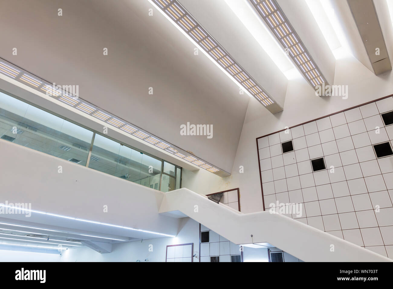 Interno della Bank Melli Iran, Università di Tehran Branch, progettato dall'architetto danese Jorn Utzon, 1962, Teheran, Iran Foto Stock
