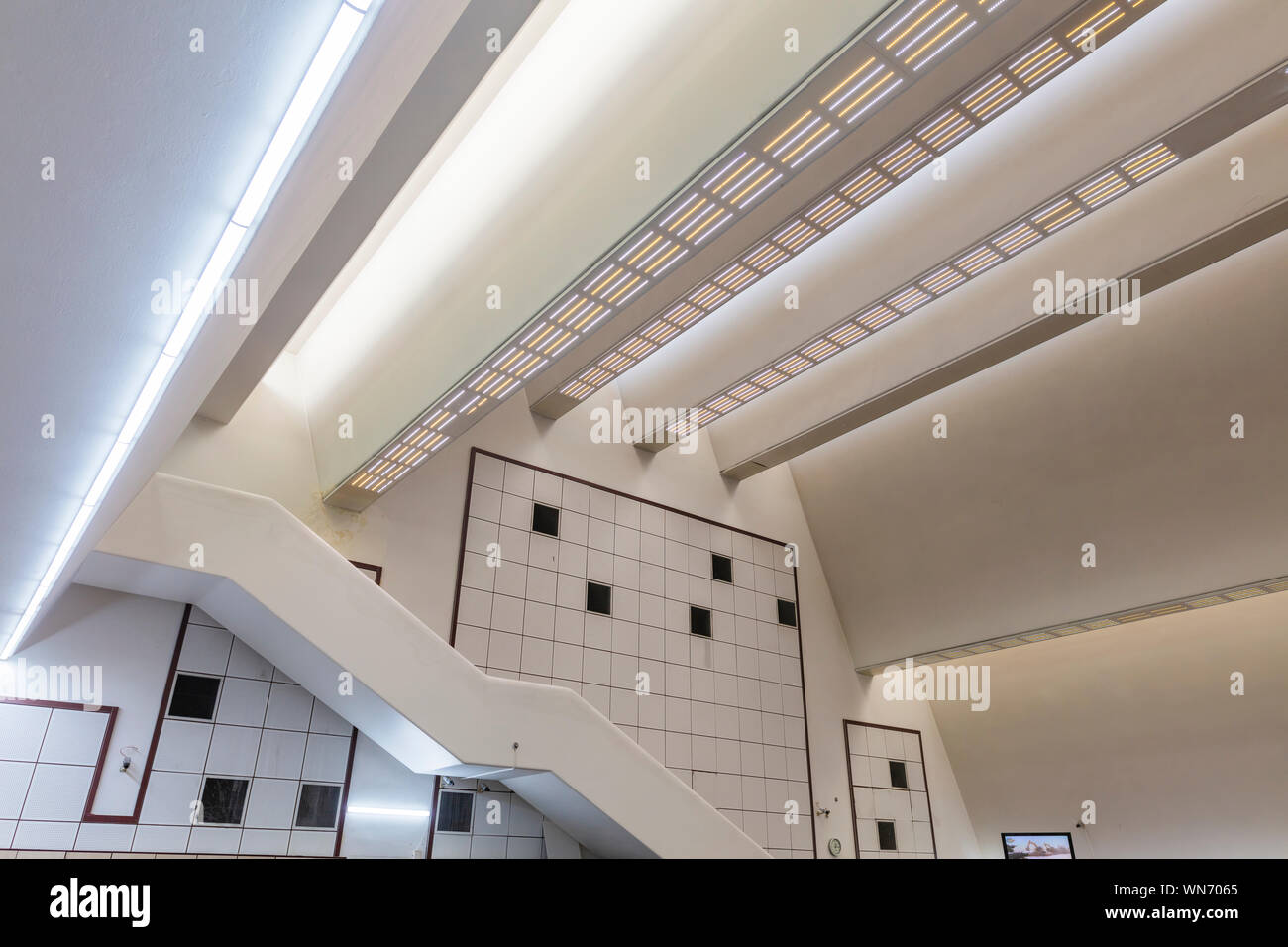 Interno della Bank Melli Iran, Università di Tehran Branch, progettato dall'architetto danese Jorn Utzon, 1962, Teheran, Iran Foto Stock