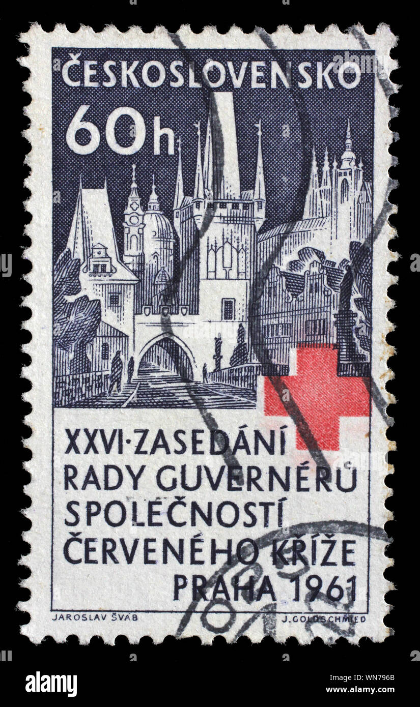 Timbro stampato in Cecoslovacchia mostra il Ponte di Carlo, la chiesa di San Nicola e Hradcany a Praga, Croce Rossa, XXVI Congresso dei consigli di amministrazione Foto Stock