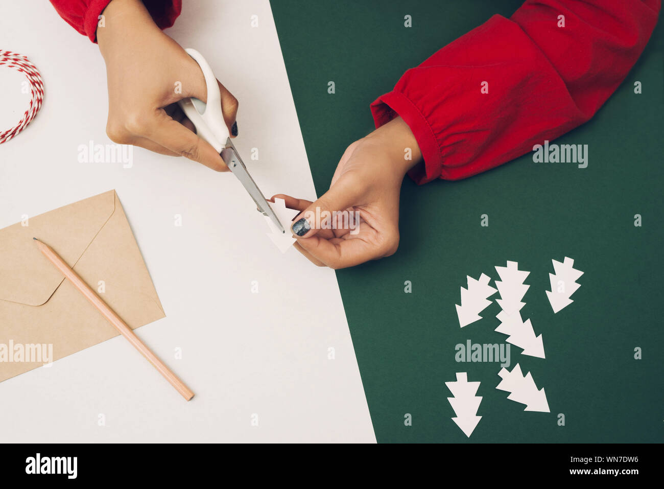 Taglio Donna albero di Natale carta con envelopement e Colore carta. Noel diy Foto Stock
