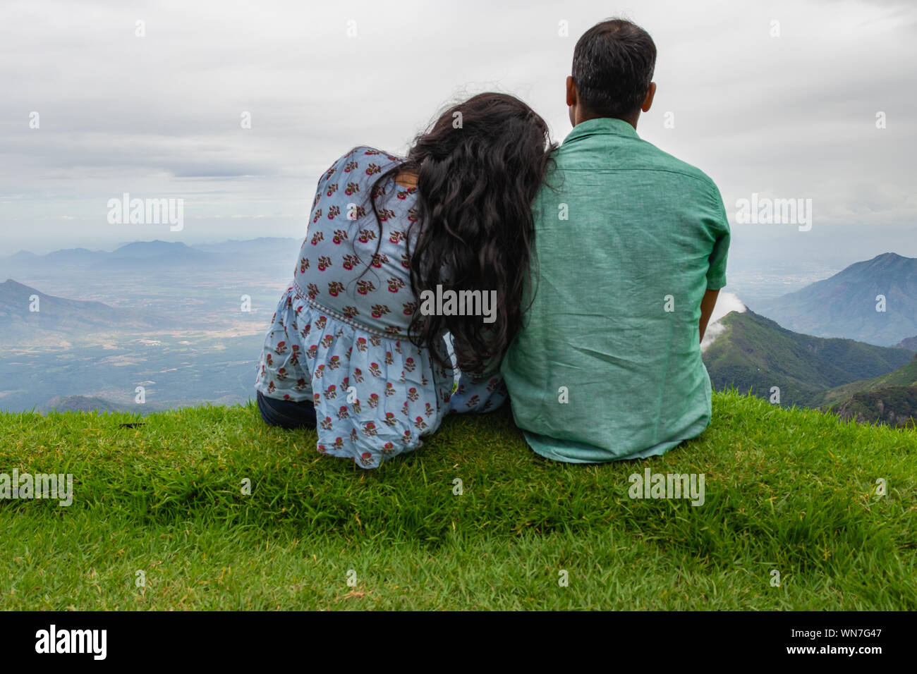 Giovane isolato immersione di bellezza naturale da Hill Top immagine è che mostra l'amore umano verso la natura. Immagine presa a Kodaikanal tamilnadu India Foto Stock