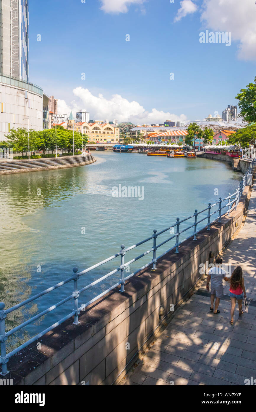 Singapore - 8 Luglio 2019: il fiume Singapore guardando verso il Clarke Quay. Il fiume scorre attraverso il centro della citta'. Foto Stock