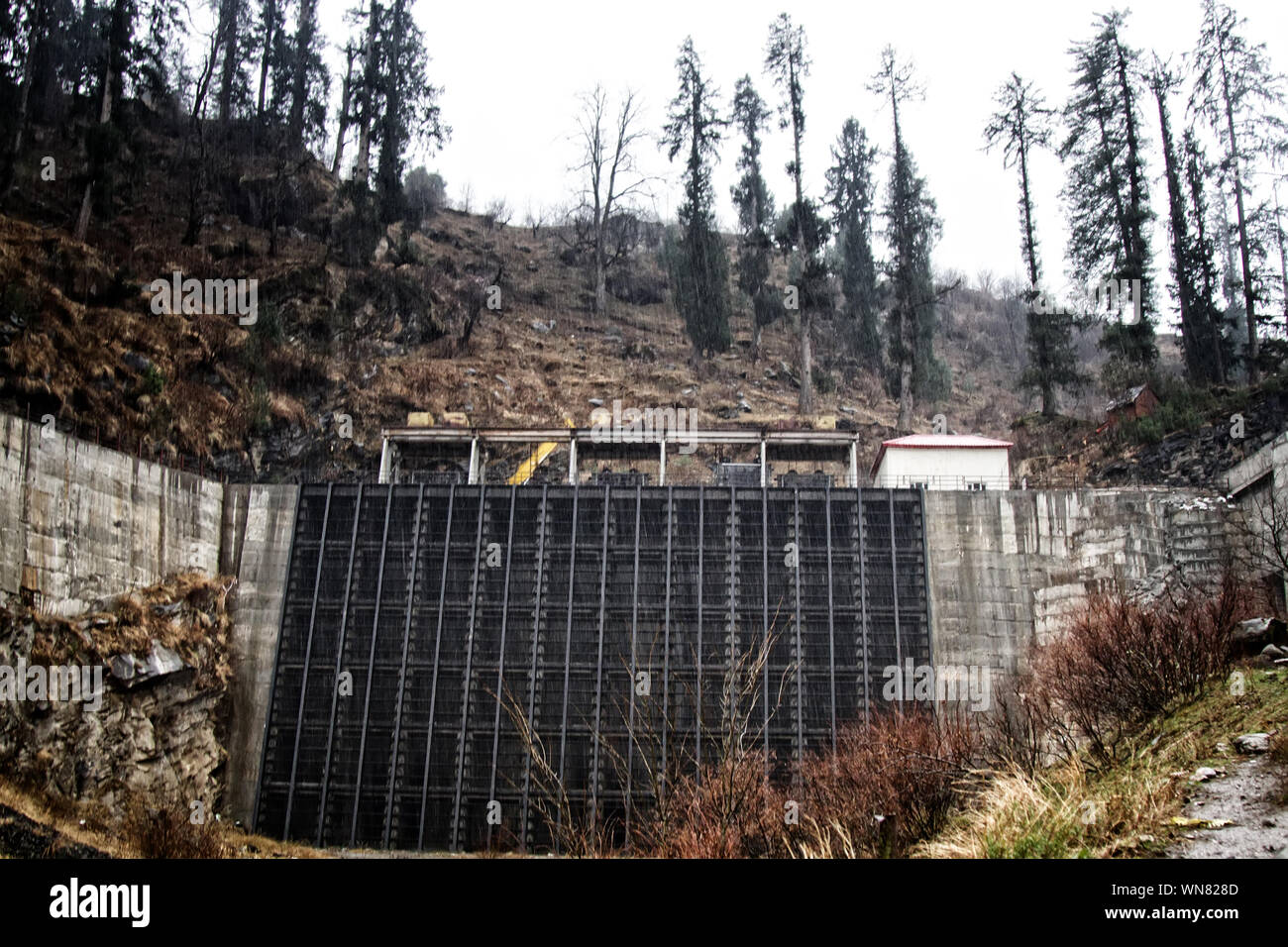 Lo sviluppo della potenza indiana settore. La costruzione di dighe idroelettriche su affluente del fiume Parvati importanza locale Foto Stock