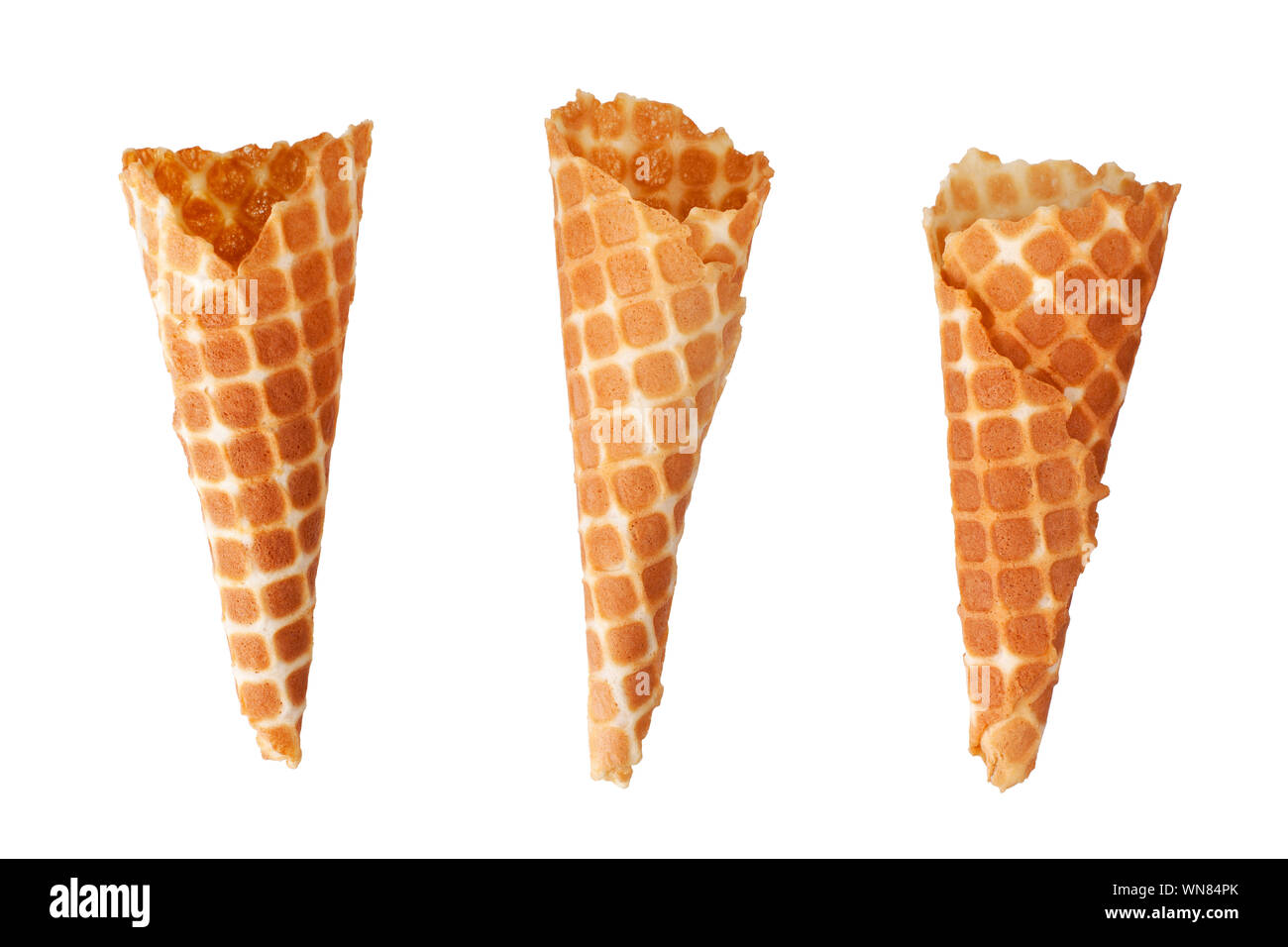 Ythee dorate e croccanti gelato coni di cialda su sfondo bianco isolato da vicino Foto Stock