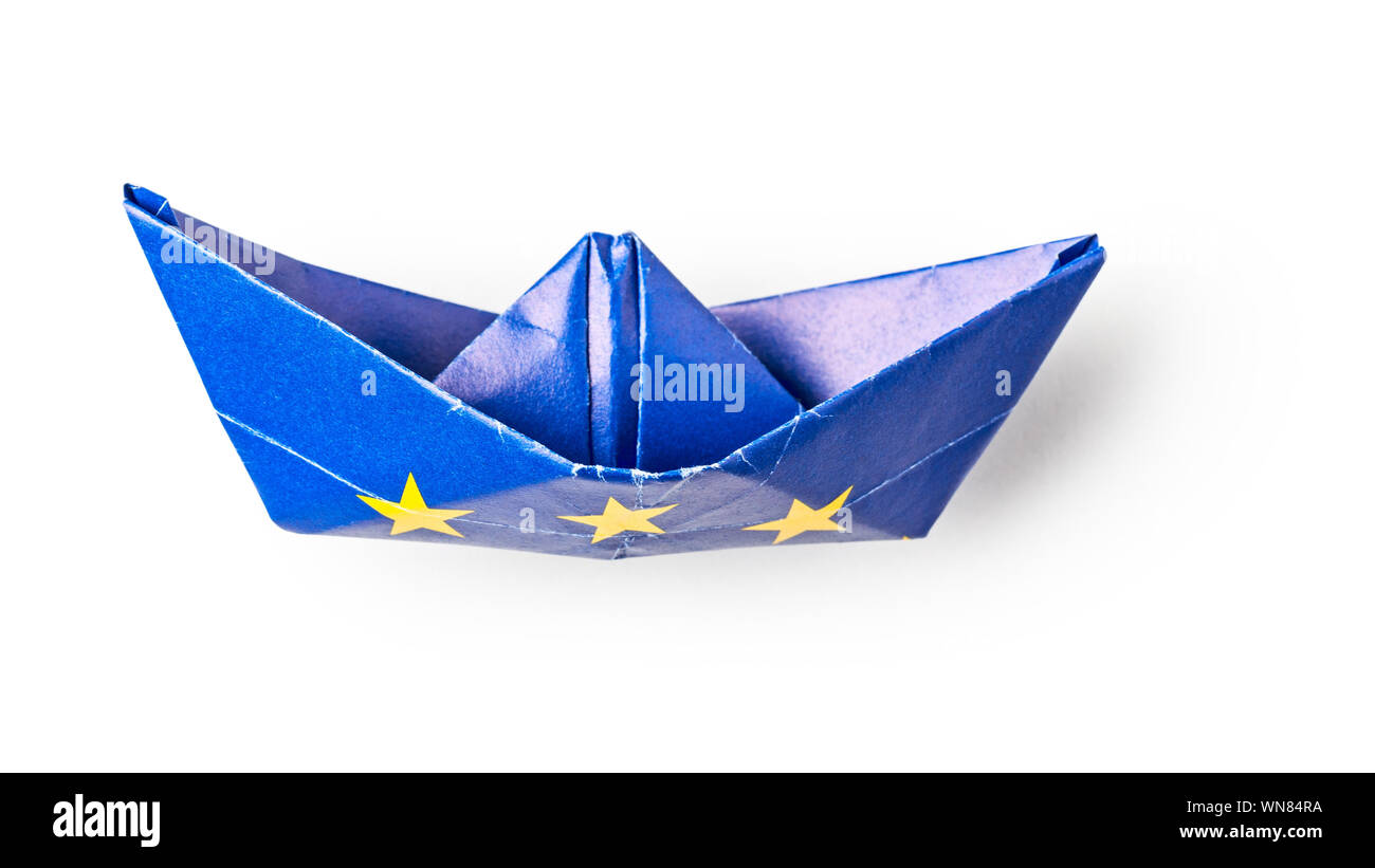 Nave di carta come Unione europea bandiera isolati su sfondo bianco percorso di clipping incluso. Appartamento laico, vista dall'alto, l'elemento di progettazione Foto Stock