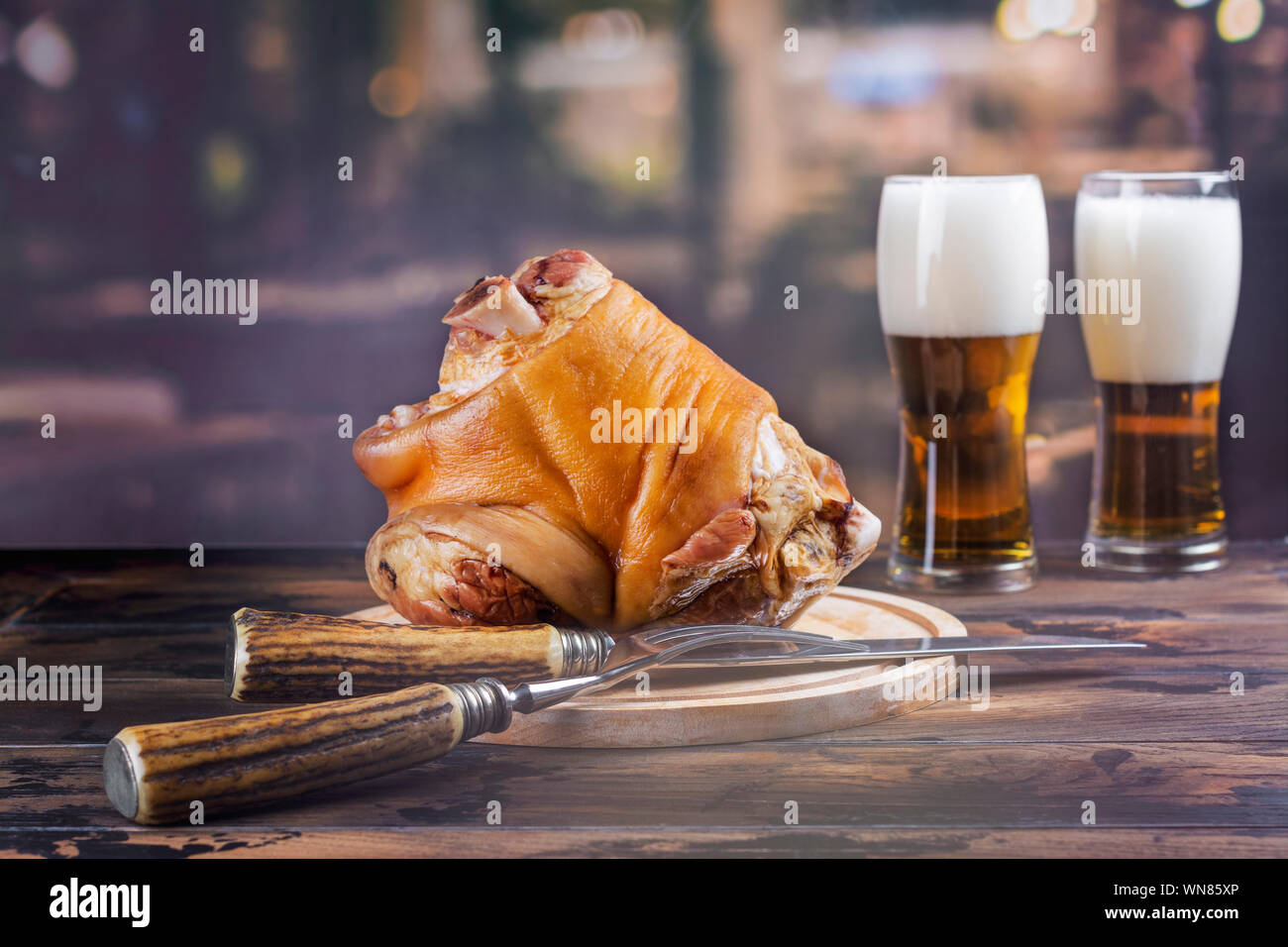 Fuso a snodo di maiale, birra e salatini Foto Stock