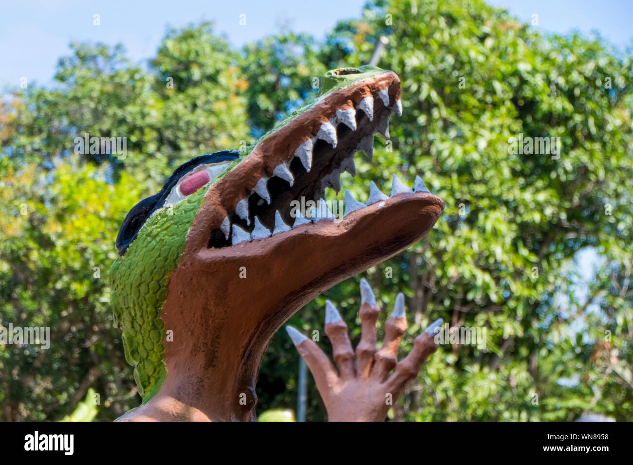 Breing trasformato in un coccodrillo, alligatore all Inferno Giardino di Wat Saen Suk in Bang Saen, vicino a Bangkok, Thailandia. Il giardino illustra gli avvertimenti di Foto Stock