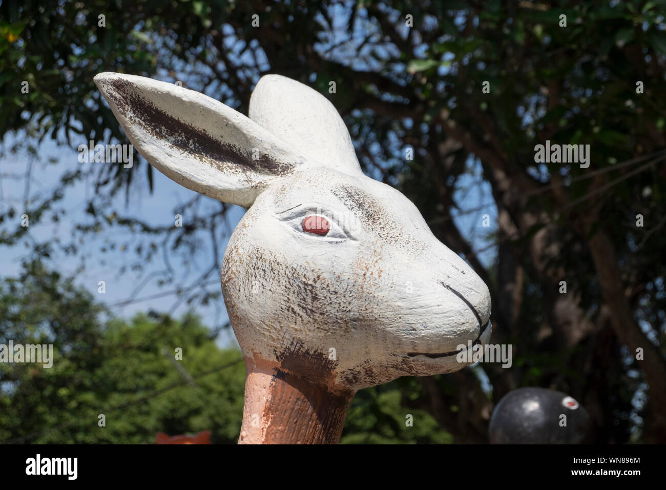 Breing trasformato in un coniglio bianco all Inferno Giardino di Wat Saen Suk in Bang Saen, vicino a Bangkok, Thailandia. Il giardino illustra gli avvertimenti di cosa hap Foto Stock