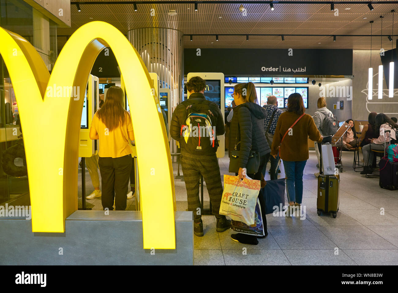 DUBAI, Emirati Arabi Uniti - circa gennaio, 2019: ristorante McDonald's in Dubai International Airport. Foto Stock