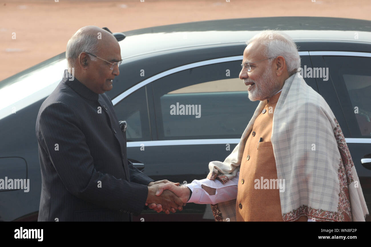 Primo Ministro indiano Narendra Modi (destra) dell'ala destra Bhartiya Janta partito saluta il presidente dell India Ram Nath Kovind in New Delhi, India. Pho Foto Stock