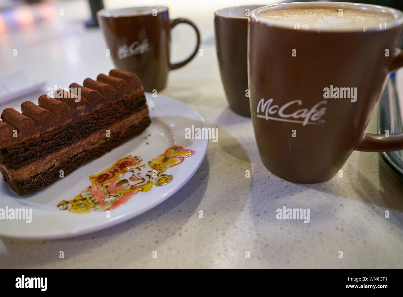 SHENZHEN, Cina - circa Febbraio, 2019:close up shot di caffè e dessert servito a McCafe. Foto Stock