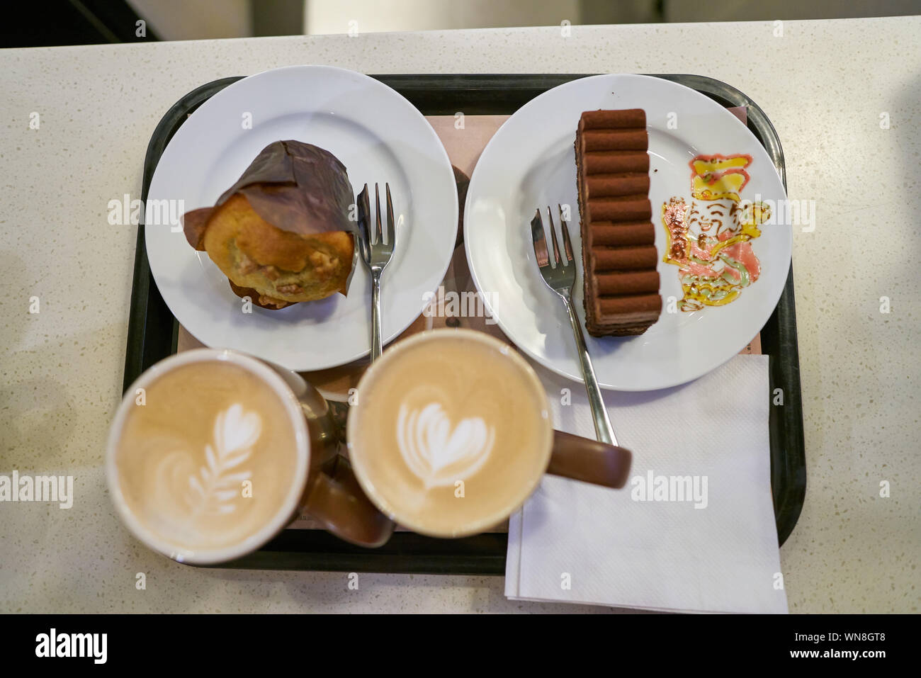 SHENZHEN, Cina - circa Febbraio, 2019: caffè e dessert servito sul vassoio a McCafe. Foto Stock