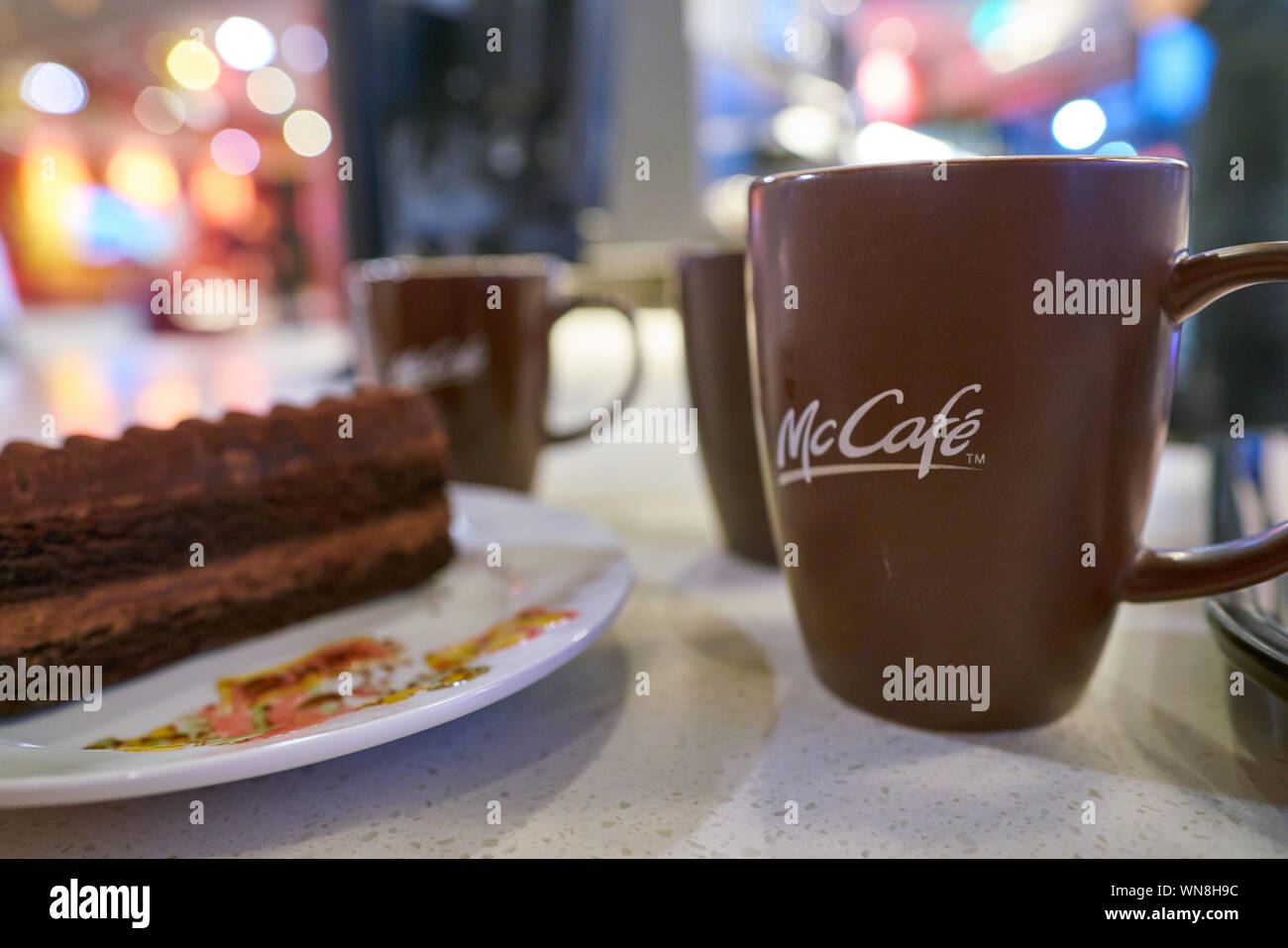 SHENZHEN, Cina - circa Febbraio, 2019:close up shot di caffè e dessert servito a McCafe. Foto Stock