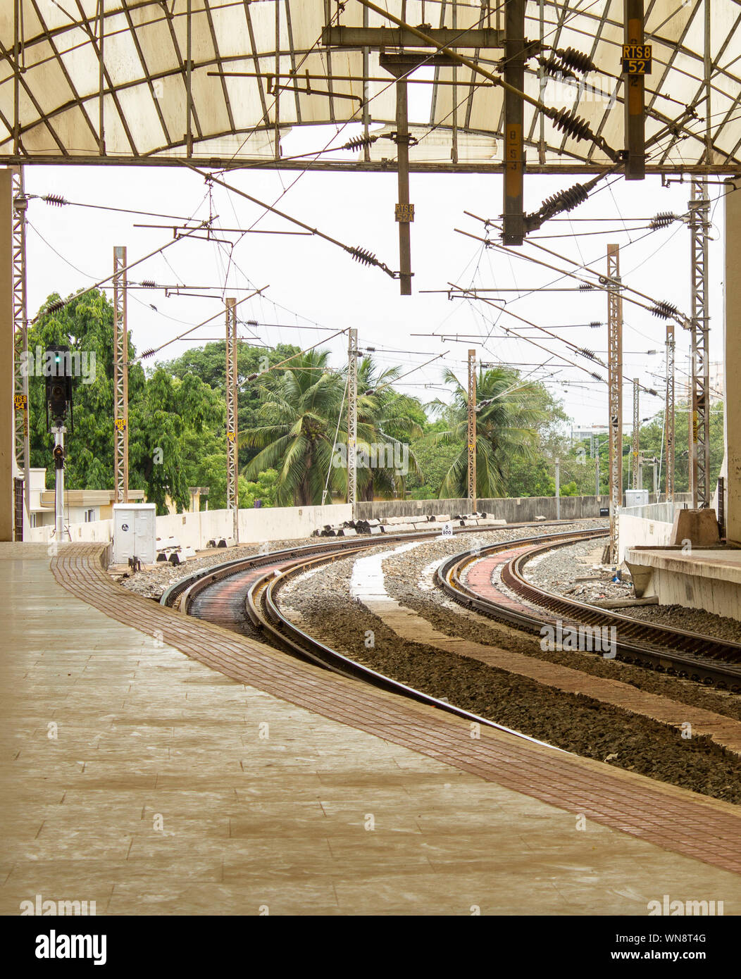 Vista della curva in binari sopraelevati a Mylapore, Chennai, India Foto Stock