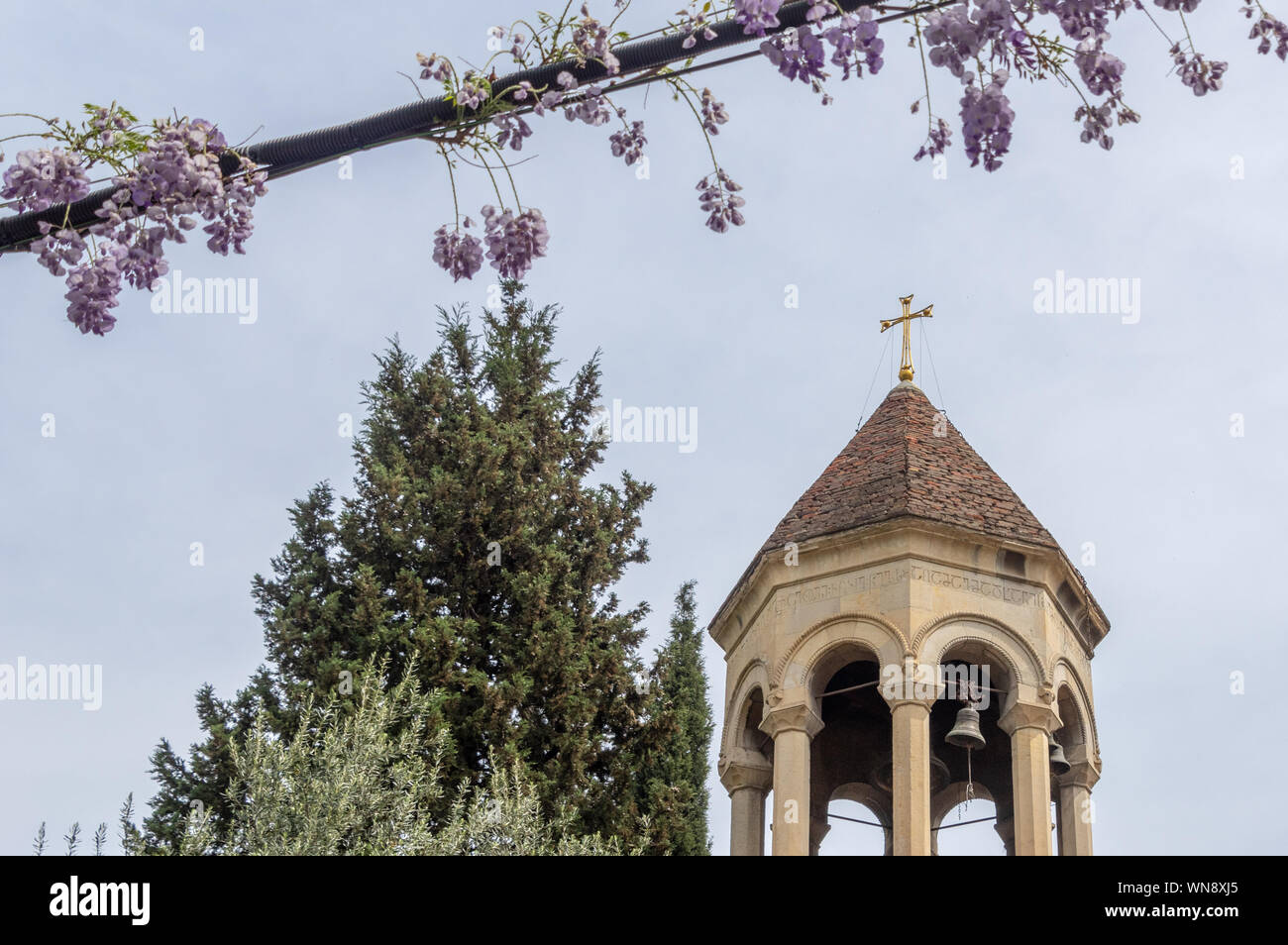 La torre della cattedrale di Tbilisi Sioni (chiesa ortodossa georgiana) nel centro storico di Tbilisi, capitale della Georgia. Foto Stock