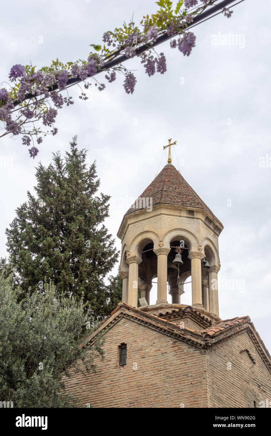 La torre della cattedrale di Tbilisi Sioni (chiesa ortodossa georgiana) nel centro storico di Tbilisi, capitale della Georgia. Foto Stock