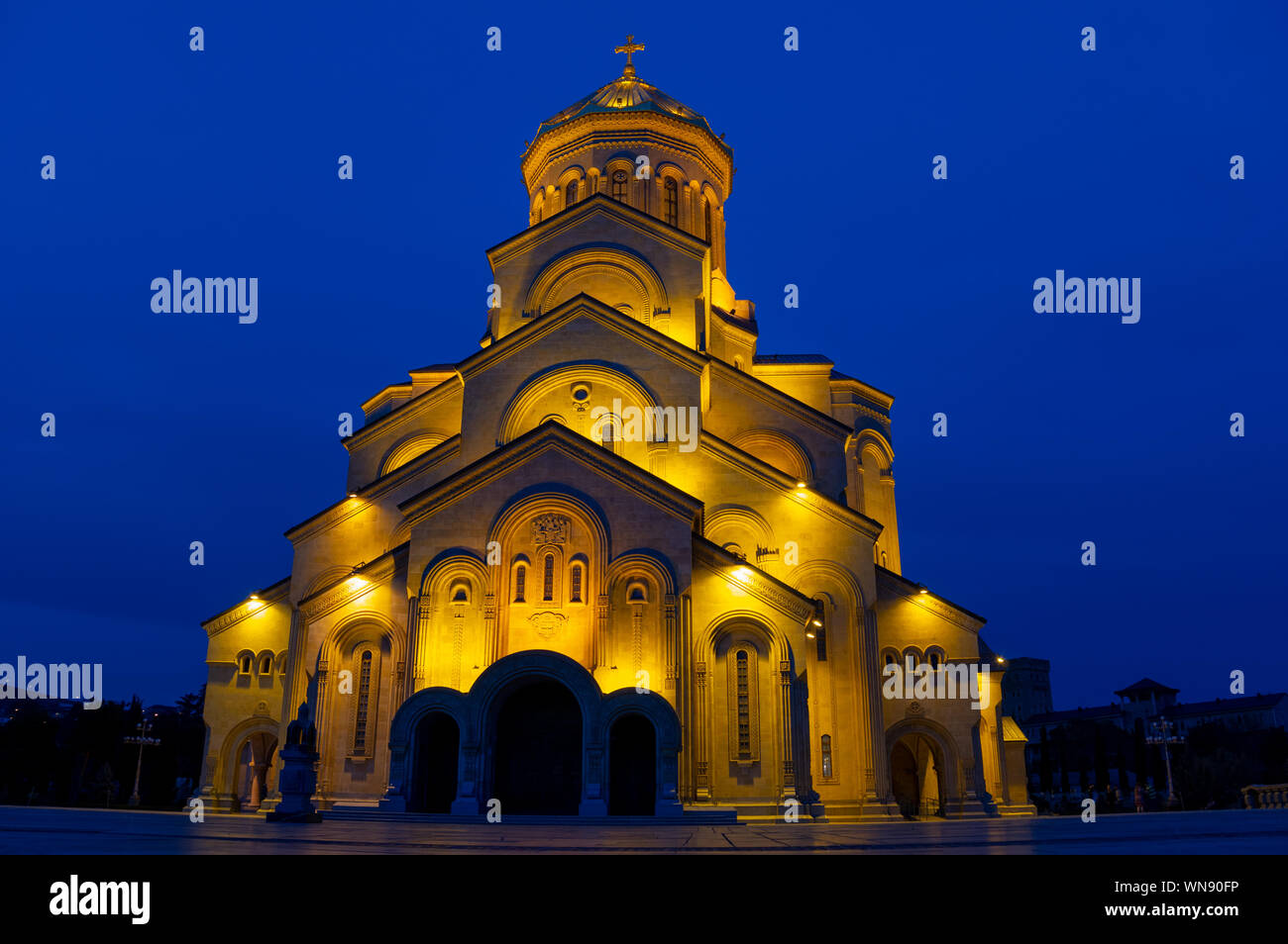 Illuminata Cattedrale della Santissima Trinità di Tbilisi nel quartiere Avlabari di Tbilisi, la capitale della Georgia Foto Stock