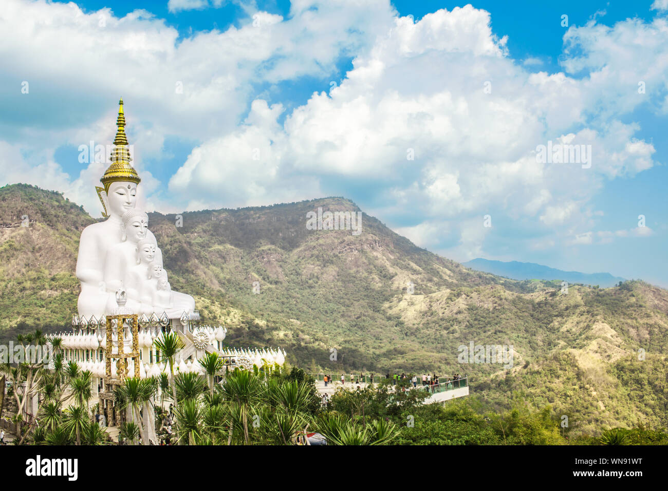 Paesaggio con la statua di Buddha nel paese in Thailandia durante il giorno. Foto Stock