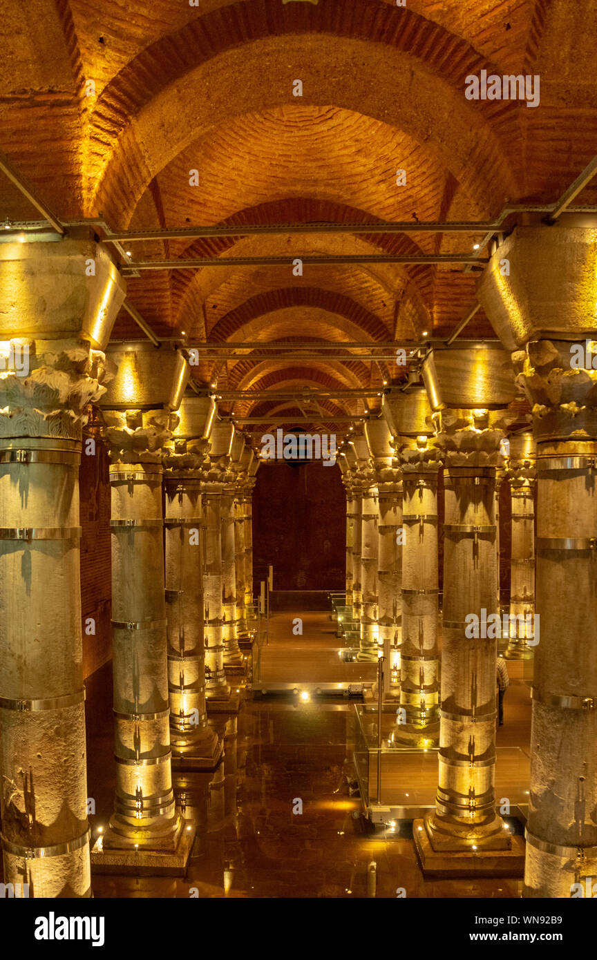 Piccola e ben conservati e visitabili parte della metropolitana di Teodosio cisterna o sarnici Serefiye nella zona di Sultanahmet di Istanbul, Turchia Foto Stock