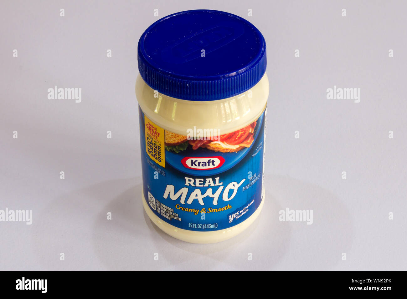 Phuket, Tailandia - 1 Agosto 2019: Plastica vasetto di maionese Kraft. Il prodotto promuove se stesso come con gabbia di uova esenti. Foto Stock