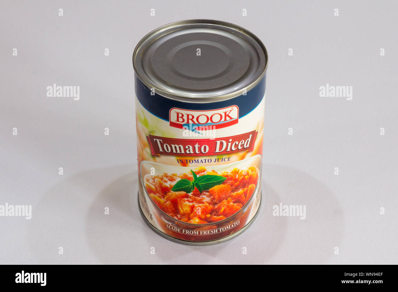 Phuket, Tailandia - 1 Agosto 2019: Stagno di Brook tagliati a dadini. Il prodotto è ottenuto da pomodori freschi. Foto Stock