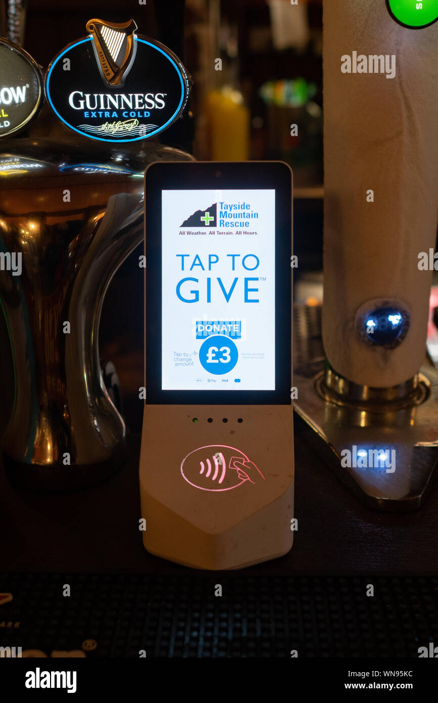 Contactless charity box - Toccare per dare - la raccolta di fondi per Tayside Mountain Rescue - sulla barra in pub in Scozia, Regno Unito Foto Stock