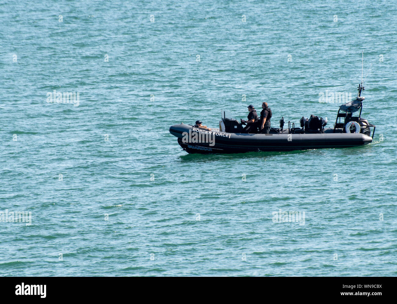 Clacton Regno Unito 23 agosto 2019 -: gonfiabile di pattuglia di confine barca sul mare calmo Foto Stock