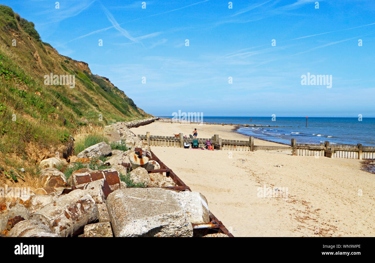 Una vista del west scogliere e spiaggia presso la località balneare di Mundesley, Norfolk, Inghilterra, Regno Unito, Europa. Foto Stock