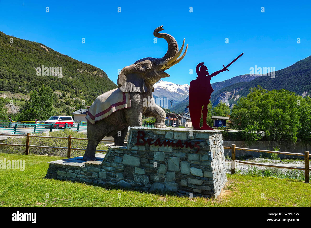 Modello di Annibale, spada, sollevata con un elefante ai piedi del Mont Cenis Pass, sulla strada per Roma Foto Stock