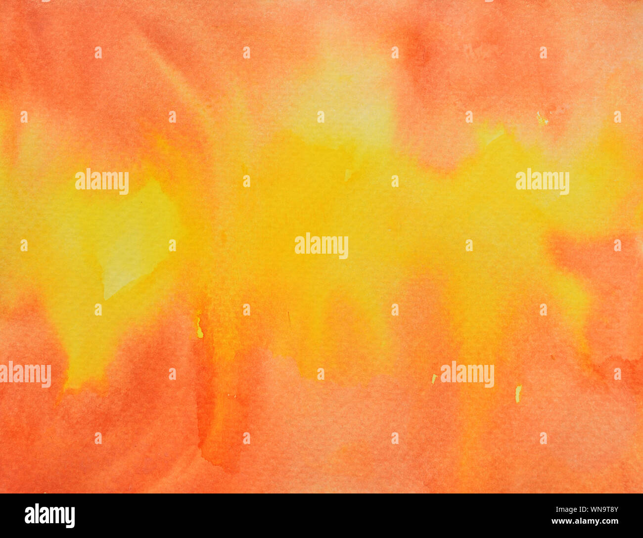 Macchie di colore marrone del flusso sulla superficie gialla , illustrazione astratta e sfondo luminoso da acquerello disegnare a mano su un foglio di carta Foto Stock