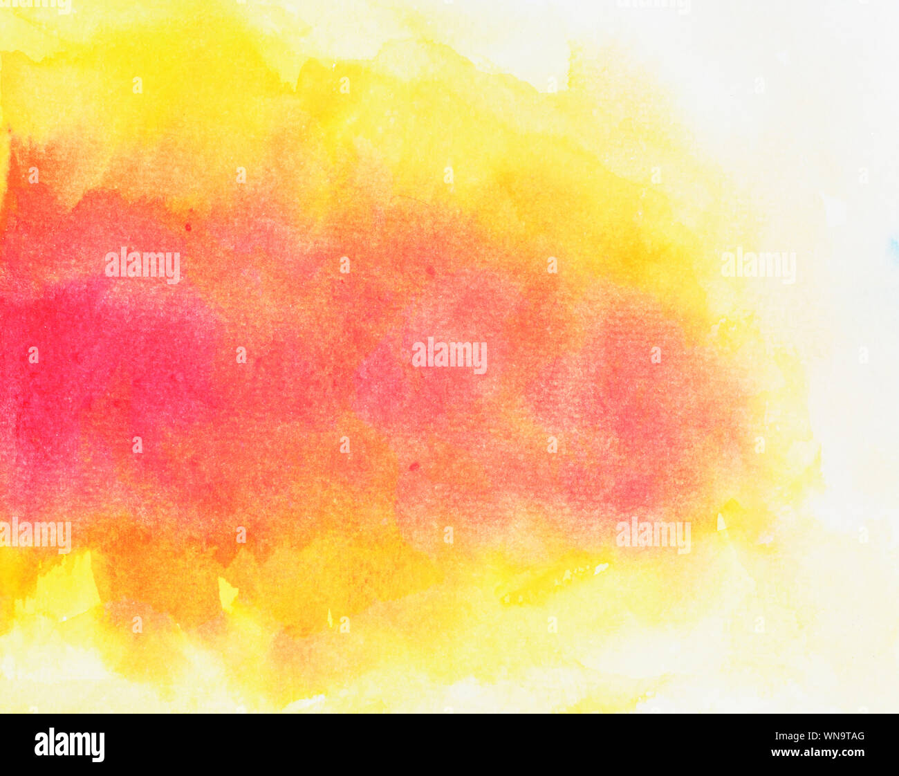 Rosso e arancio macchia di colore sulla superficie di colore giallo su sfondo bianco, illustrazione astratta e sfondo luminoso da acquerello disegnare a mano su un foglio di carta Foto Stock