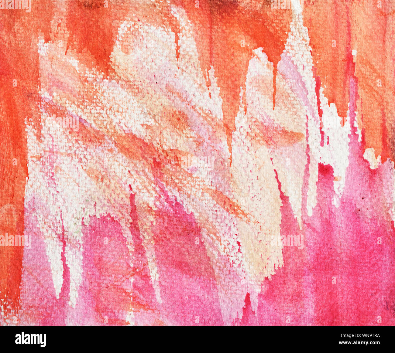 Marrone con arancione e rosa macchie di colore flusso su sfondo bianco , illustrazione astratta e sfondo luminoso da acquerello disegnare a mano su un foglio di carta Foto Stock