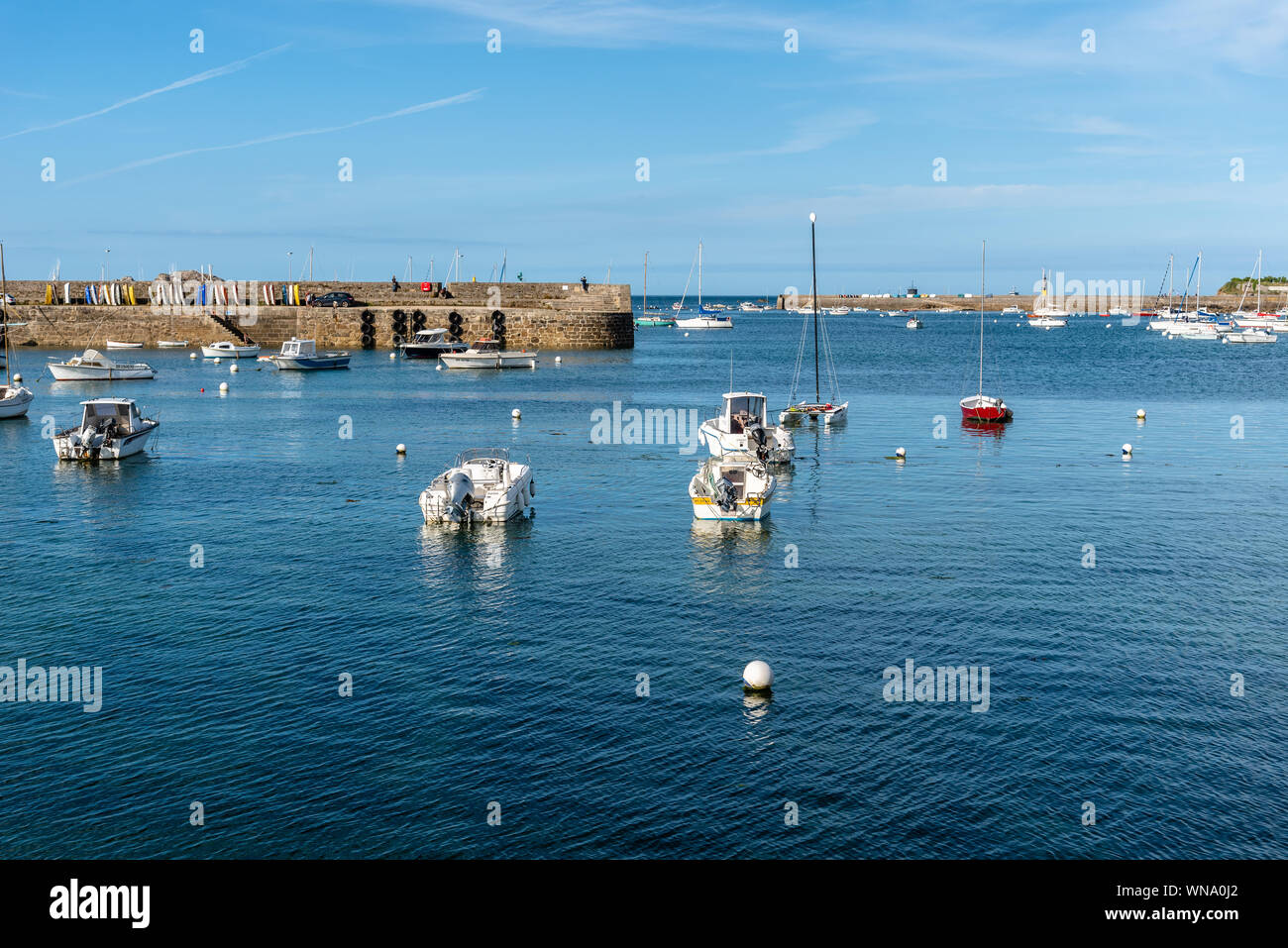 Roscoff, Francia - 31 Luglio 2018: le barche nel porto di una giornata di sole dell'estate ad alta marea Foto Stock