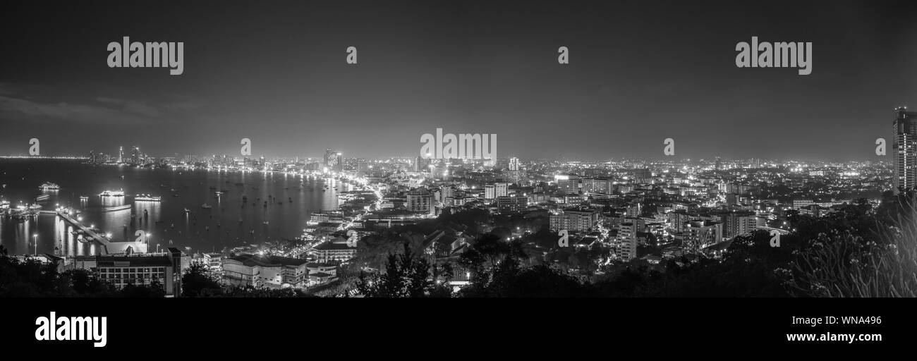 Panorama in bianco e nero dei paesaggi urbani di Pattaya nella notte e la città è la crescita del business. Foto Stock