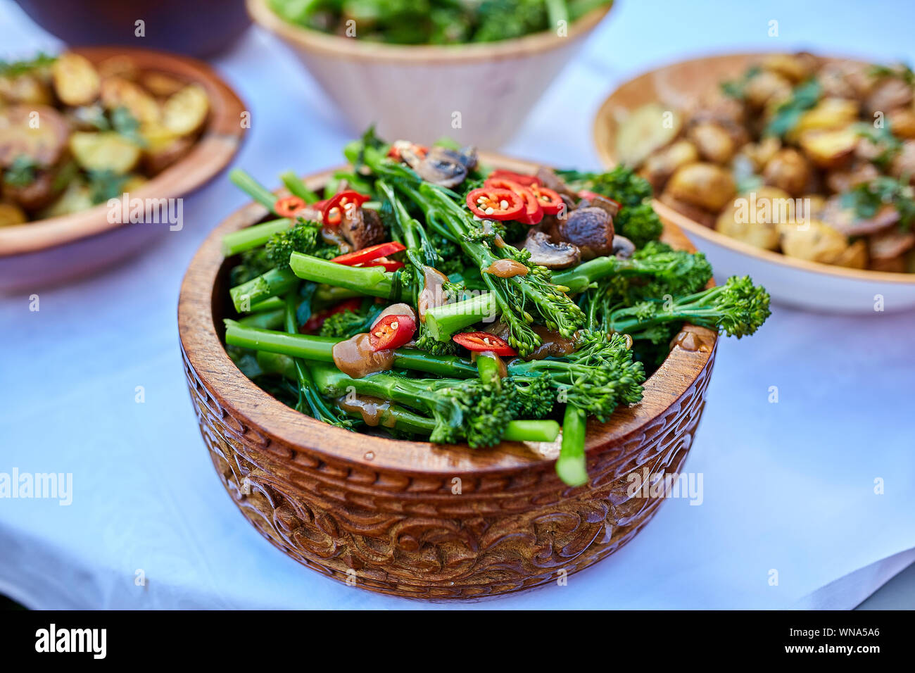 Insalata Veggie in una ciotola con broccolini, peperoncino dolce e funghi Foto Stock