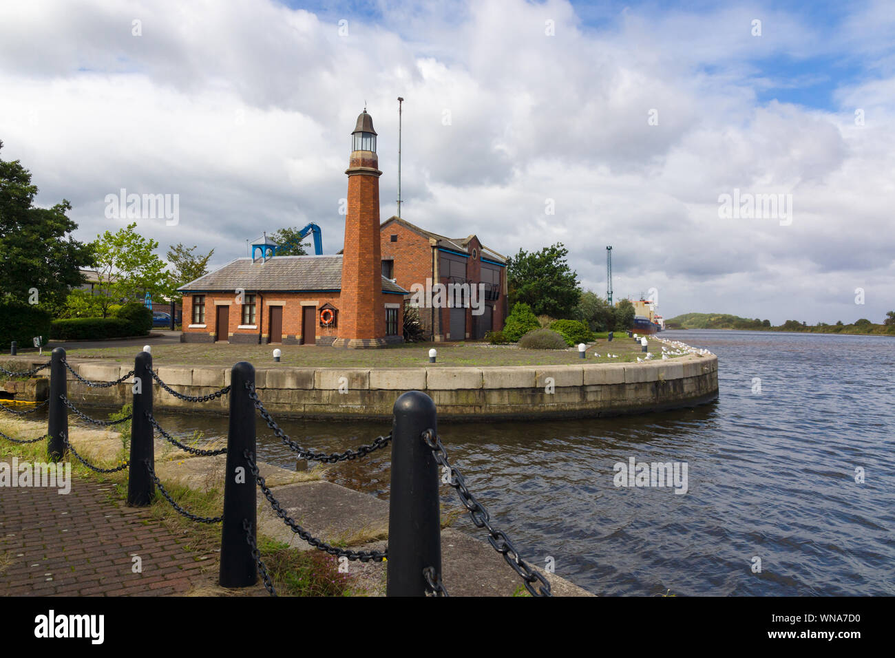 Il faro di Whitby e la capitaneria di porto a Ellesmere Port Dock sul Manchester Ship Canal nel Cheshire Foto Stock