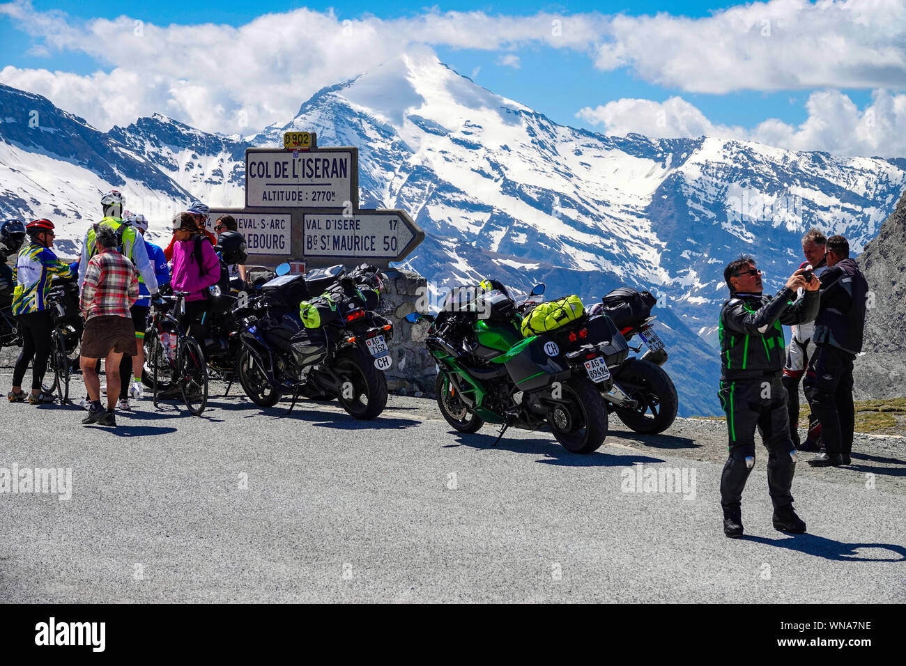 Motociclisti in alto punto del Col de l'Iseran, high pass, Val d'Isere, estate Foto Stock