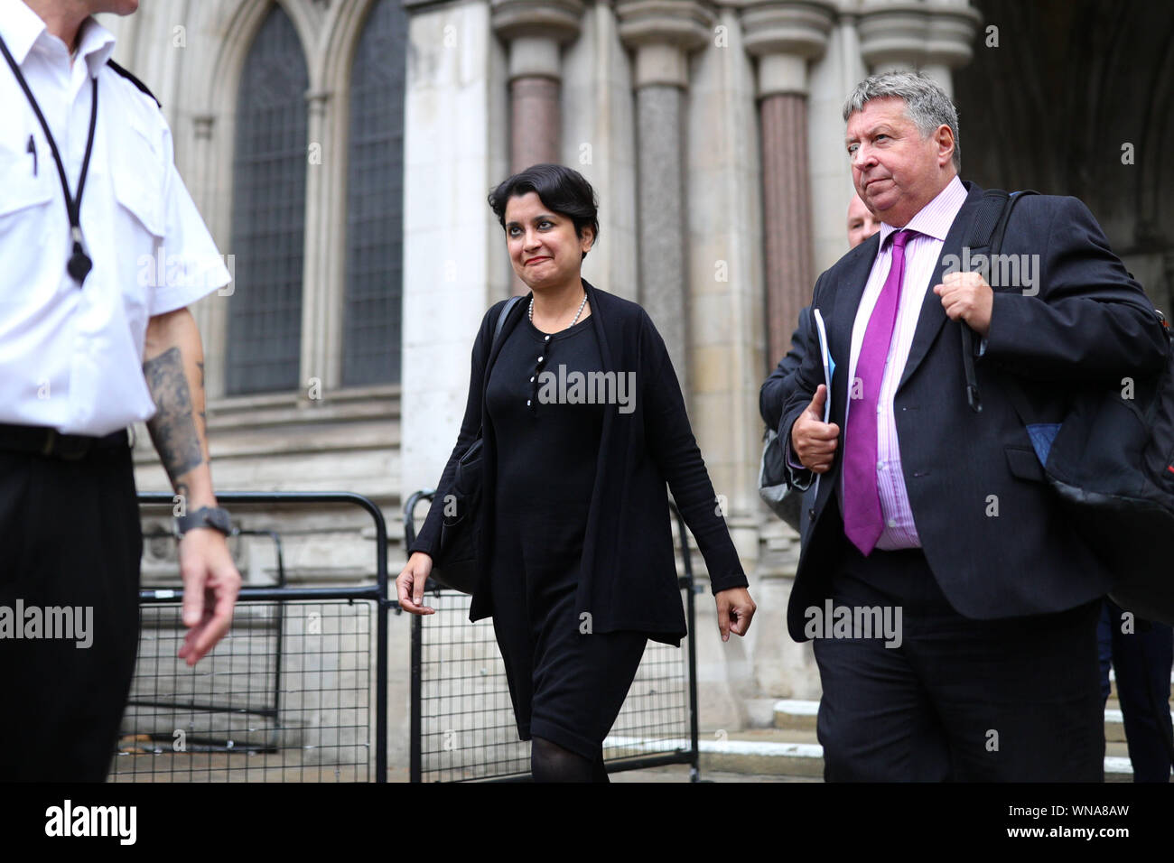 La baronessa Shami Chakrabarti lascia il Royal Courts of Justice di Londra dopo aver frequentato il sindacato giurisdizionale udienza nella decisione di prorogue Parlamento. Foto Stock