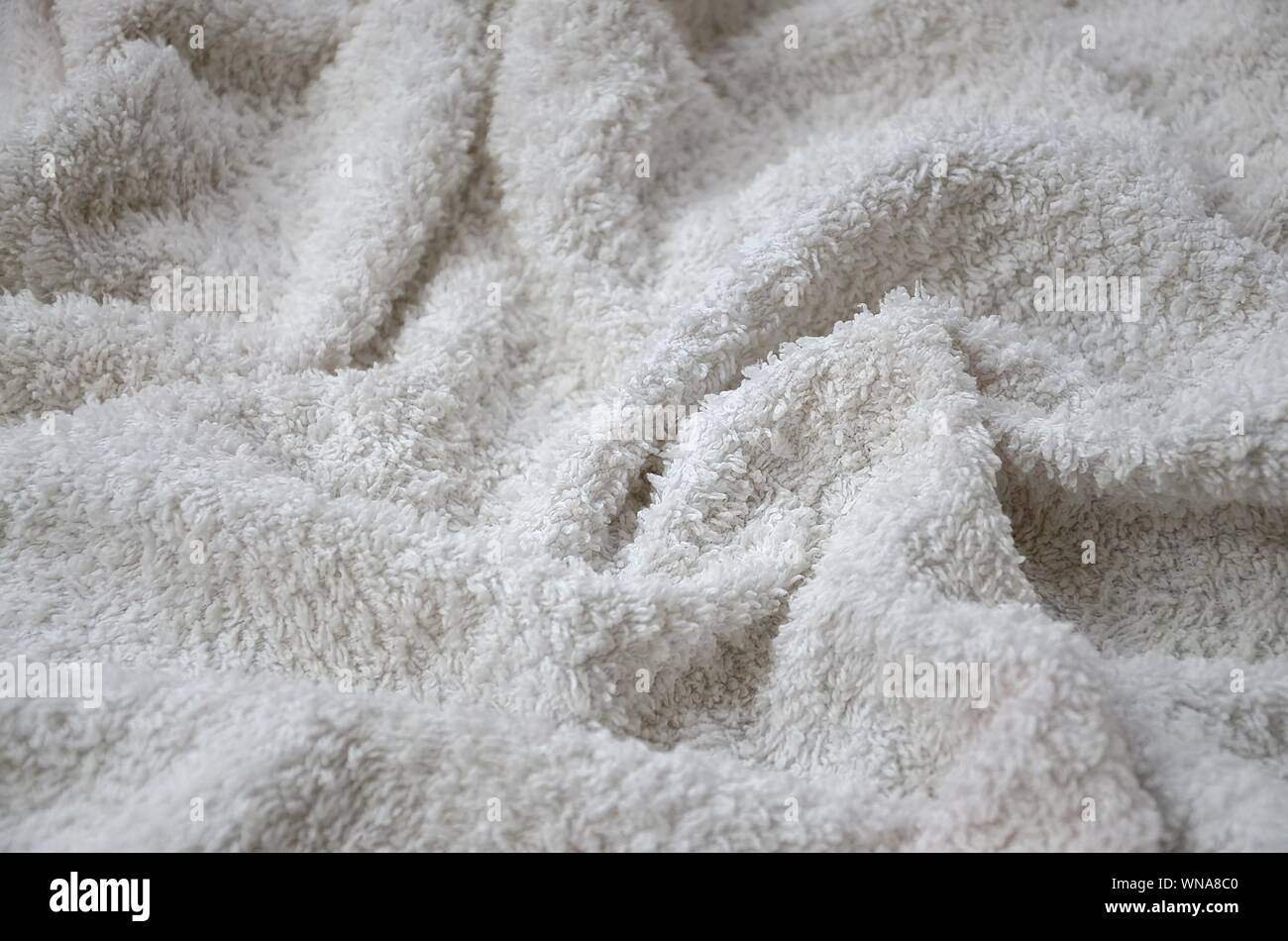 Naturale bianco asciugamani di cotone texture di sfondo con molte pieghe nella luce del giorno Foto Stock
