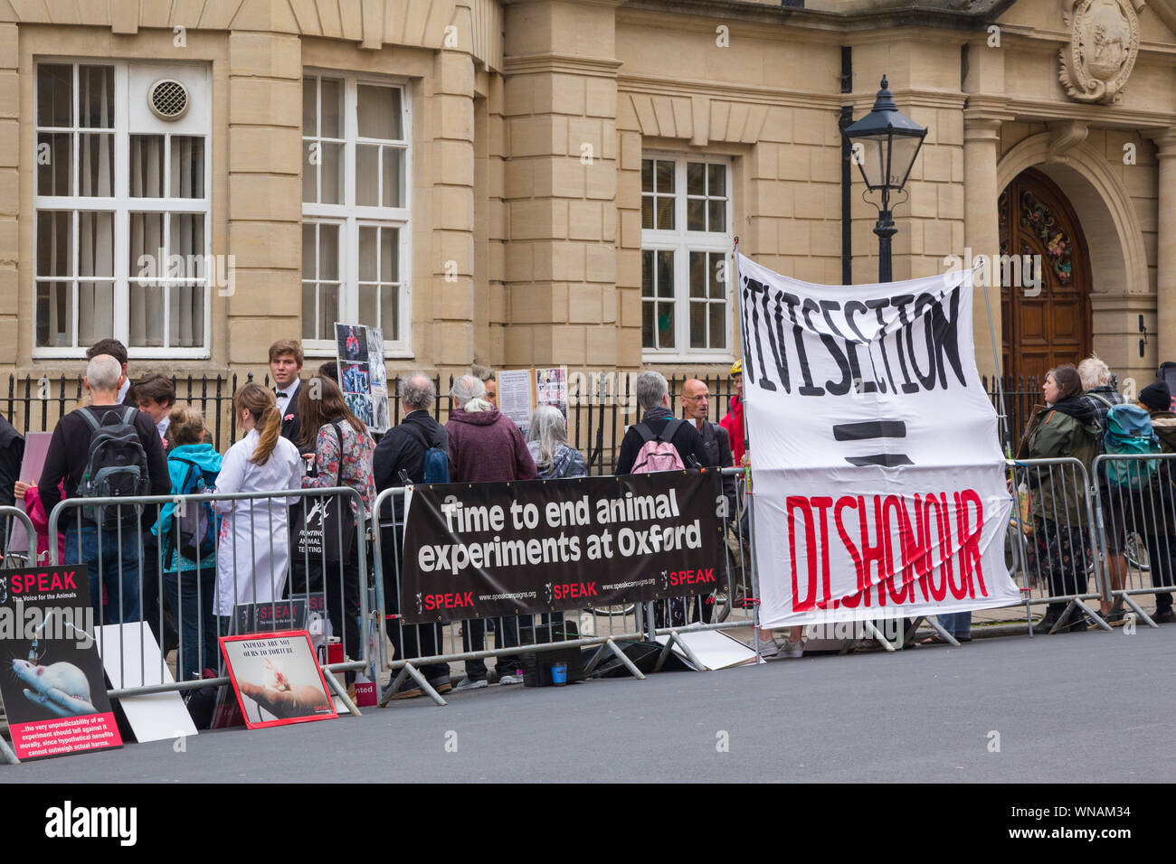 I dimostranti contro la sperimentazione animale e la vivisezione attendere per l'annuale Encaenia processione al di fuori della biblioteca Bodleian Library di Oxford. Foto Stock