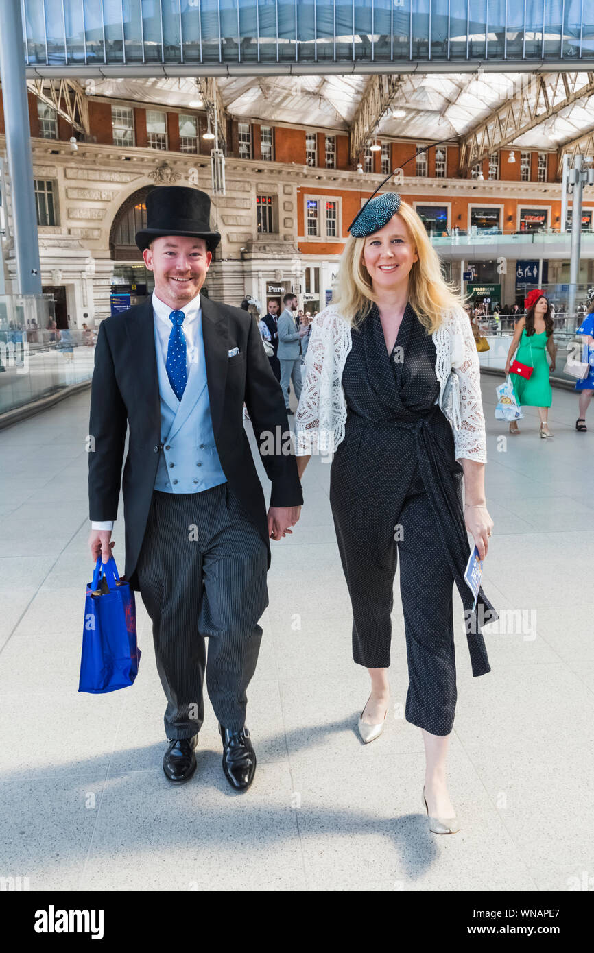 Inghilterra, Londra, Lambeth, Waterloo Station Concourse, uomo vestito con  top hat e code a piedi con mia moglie al treno per Ascot Gare Foto stock -  Alamy
