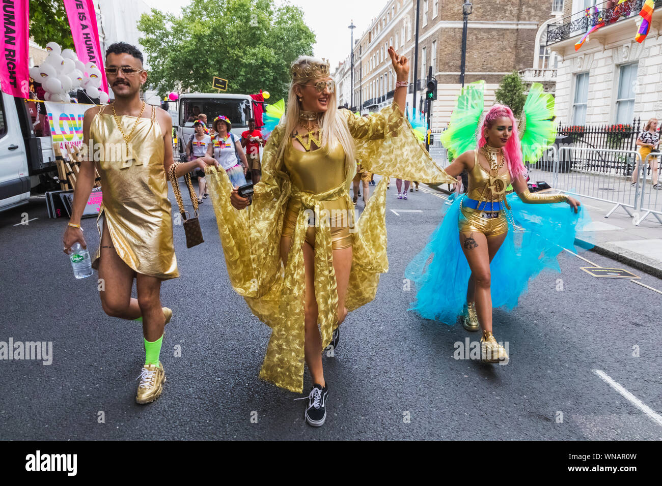 Inghilterra, Londra, l'annuale Festival di orgoglio, gruppo di sfilata i partecipanti vestiti da donne Foto Stock