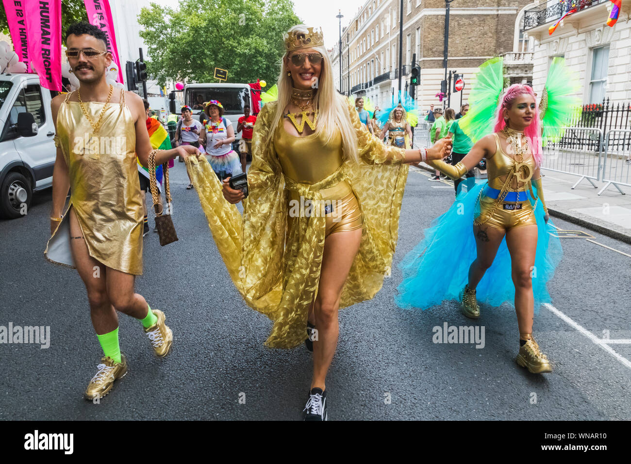 Inghilterra, Londra, l'annuale Festival di orgoglio, gruppo di sfilata i partecipanti vestiti da donne Foto Stock